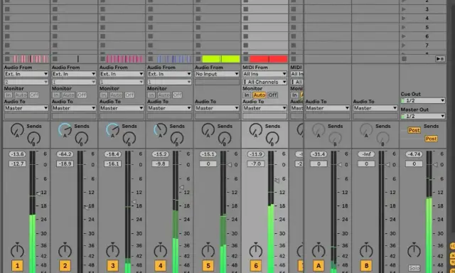 Tableau de mixage audio, avec des pistes nommées KICK, TOMS, etc. Les curseurs de volume sont visibles, certains en cours de mastering chain.