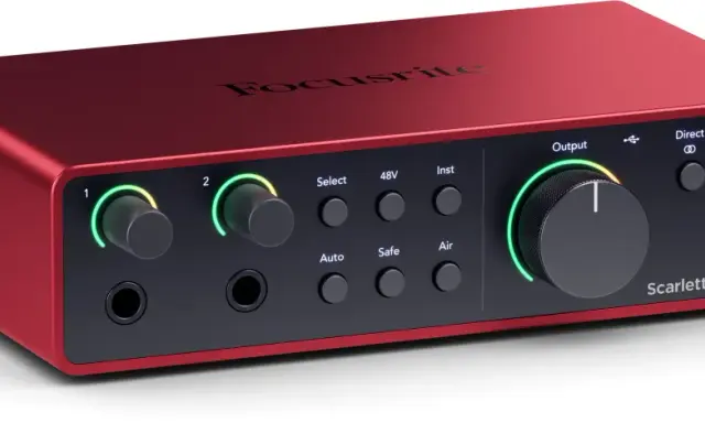 Focusrite Scarlett 2i2, une console audio rouge vif avec des boutons lumineux pour un contrôle précis du son.