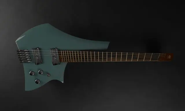 Guitare électrique bleu sarcelle au design futuriste, une guitare double cut avec un manche fin et des micros humbucker.