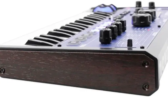 Clavier synthétiseur mini nova avec finitions bois sombre et panneau bleu lumineux.