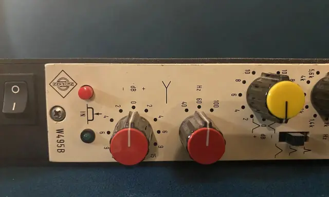 Le Neumann W495B, un égaliseur vintage, avec ses potentiomètres rouges et jaunes, prêt à sculpter le son.