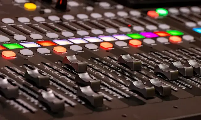 Console de mixage avec boutons lumineux et faders. Idéal pour créer votre propre application bruitage gratuit et donner vie à vos projets sonores.