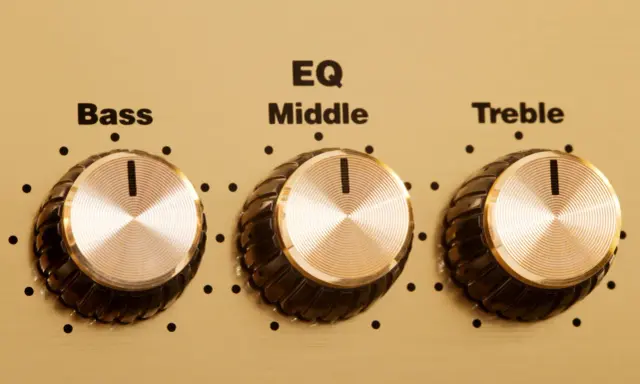 Trois boutons dorés pour régler l'égaliseur son : Bass, Middle, Treble.