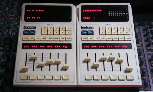 Deux unités Lexicon 224 XL et 480 L, avec des réglages affichant "RICH PLATE" et "LARGE+STAGE", prêtes à sculpter le son avec une plate reverb.
