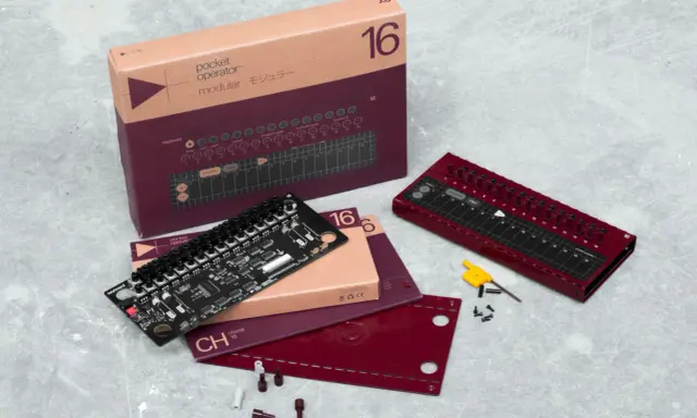 Le **pocket operator** modular 16, son circuit imprimé et sa boîte sur fond gris. Un appareil pour créer de la musique.