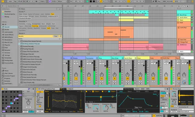 Un aperçu de la création musicale dans Ableton Live, avec des pistes de synthétiseur et de basse. Reaper vs Ableton.