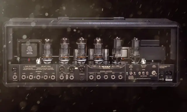 Vue arrière d'un ampli à lampe Mesa Boogie Dual Rectifier, révélant ses tubes brillants et ses connexions.