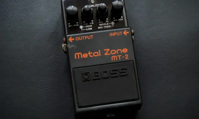 Pédale d'effet guitare BOSS Metal Zone MT-2, prête à déchaîner le son metal.
