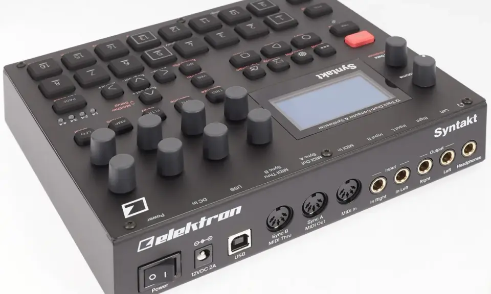 Boîtier noir de l'elektron syntakt, une boîte à rythmes et synthétiseur 12 pistes, avec ses nombreux boutons, potentiomètres et connecteurs.