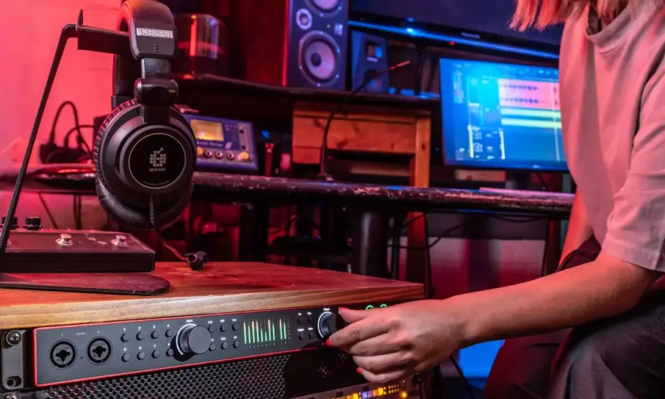 Casque audio professionnel suspendu, prêt pour une expérience stéréo audio immersive dans un studio d'enregistrement.