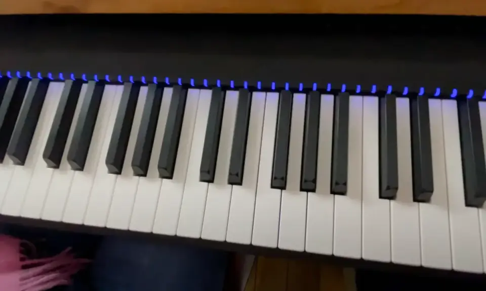 Touches de piano illuminées de bleu, prêtes à jouer de beaux accords piano am.