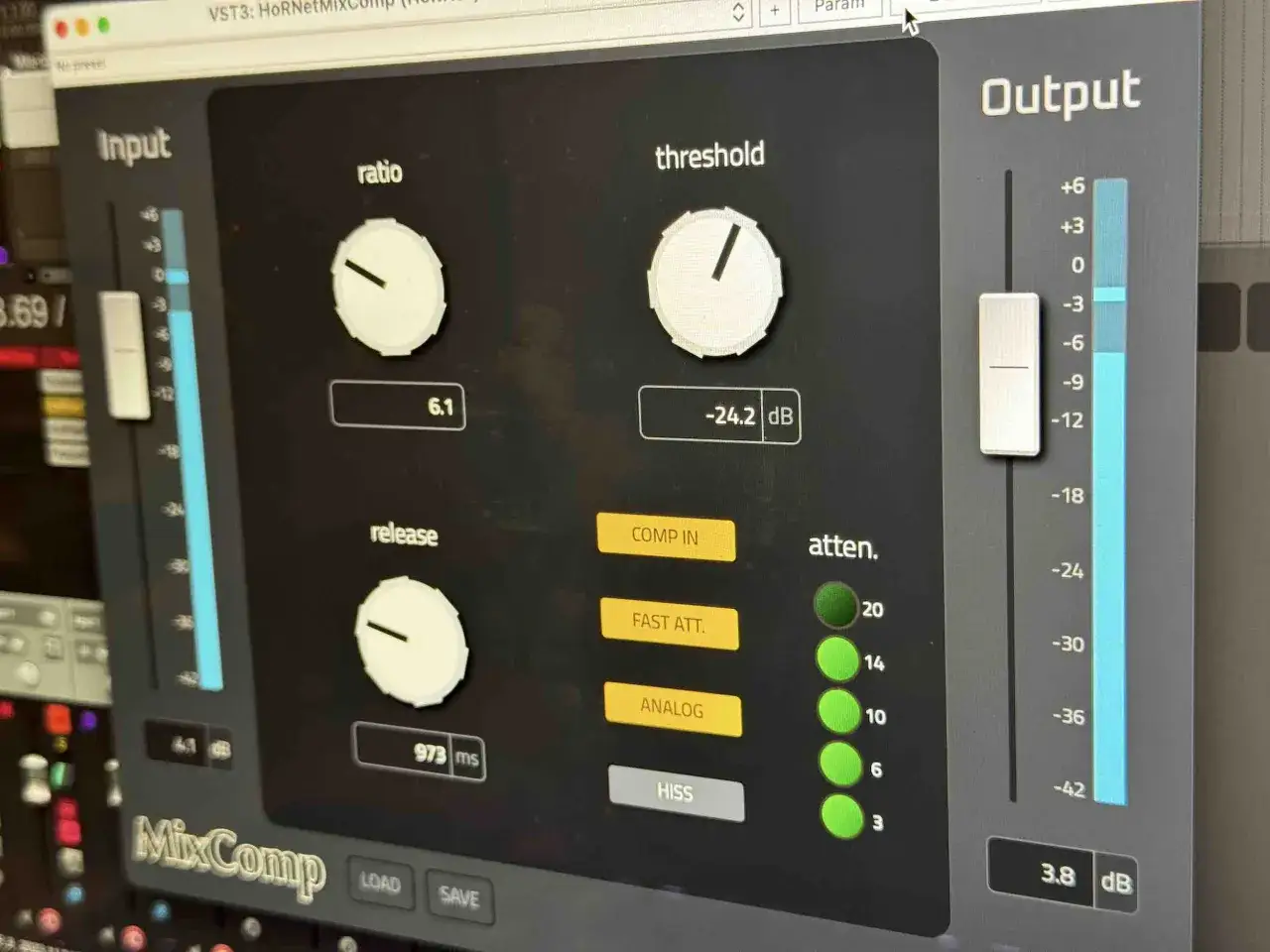 Interface du compresseur audio gratuit MixComp, avec réglages de ratio, seuil, release et atténuation.