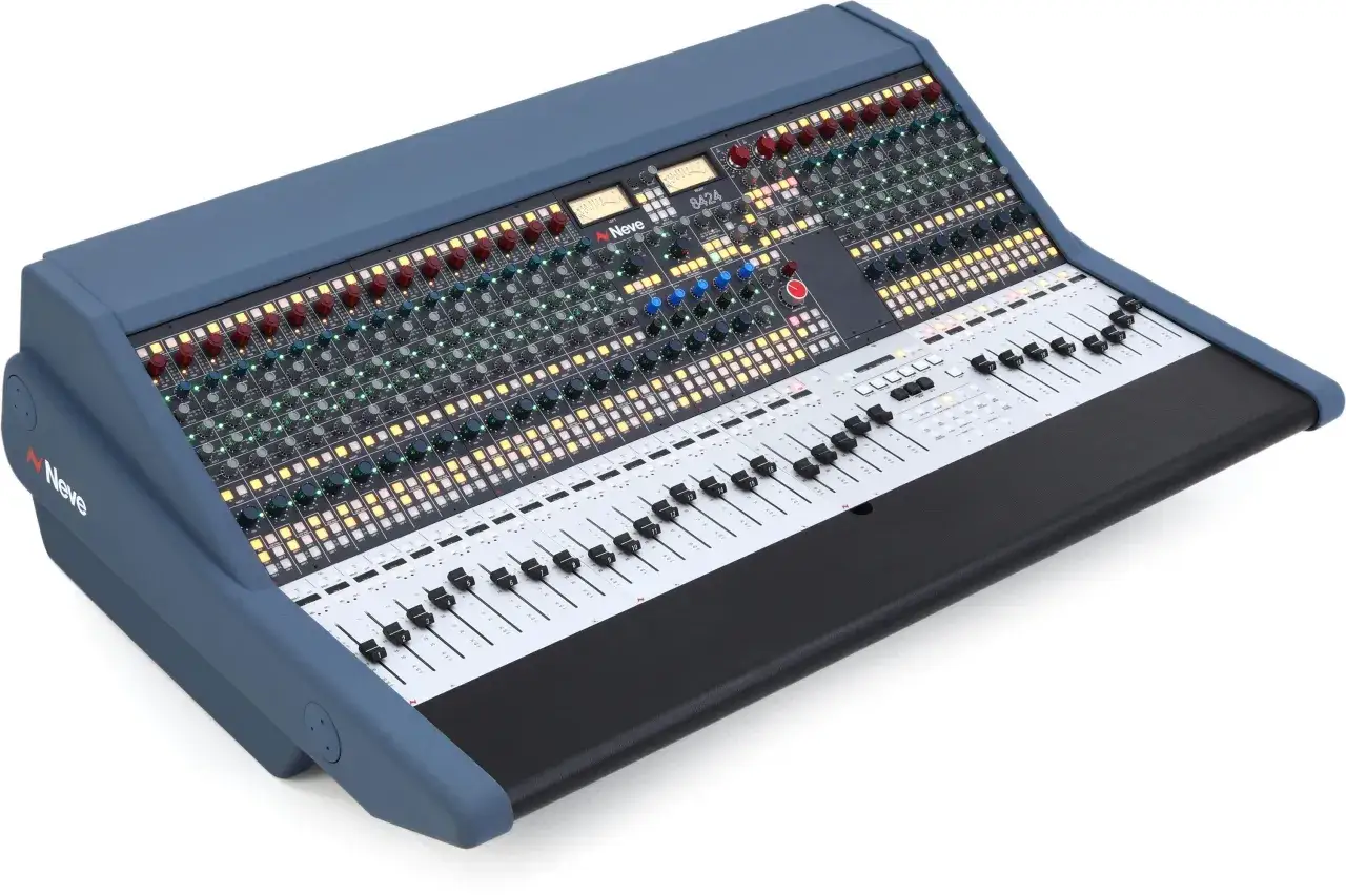Console de mixage analogique Neve 8424 avec de nombreux boutons et faders lumineux, prête pour une session d'enregistrement.