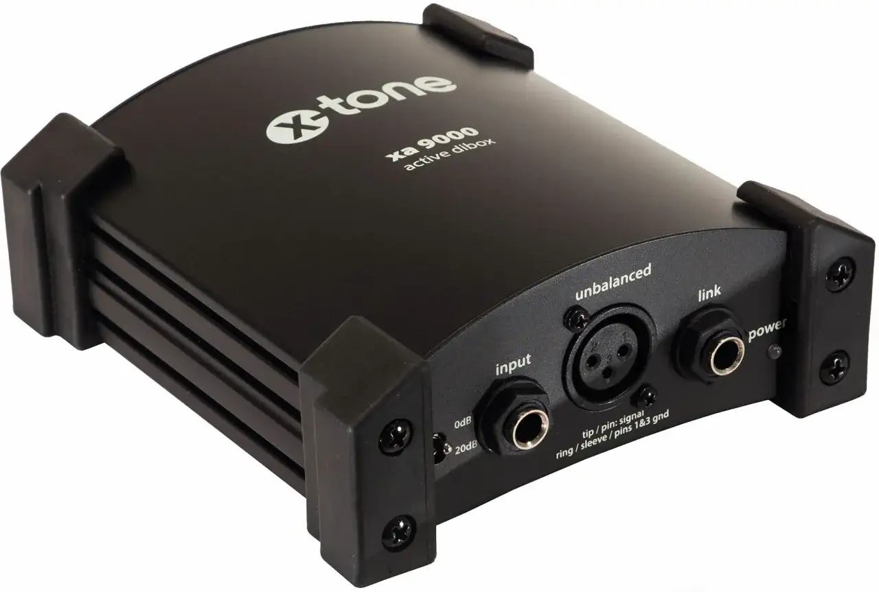 Boîtier noir X-tone xa 9000 avec connecteurs pour une sortie di.