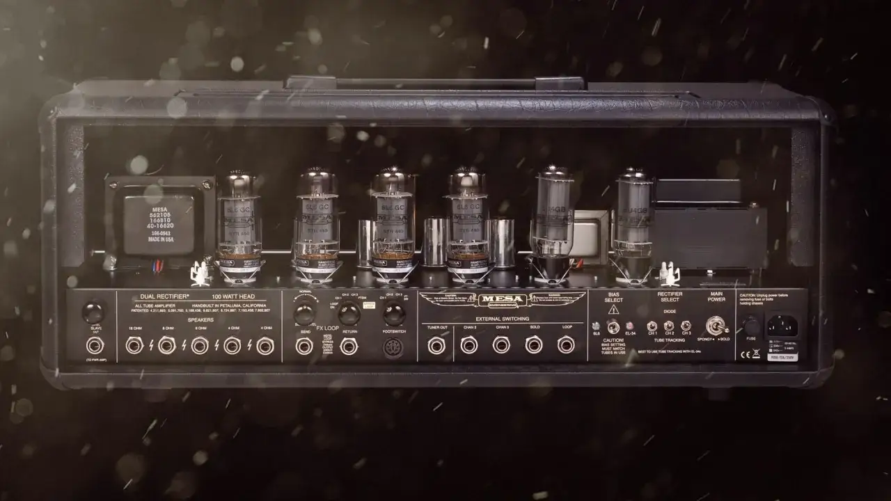 Vue arrière d'un ampli à lampe Mesa Boogie Dual Rectifier, montrant les tubes brillants et les connexions.