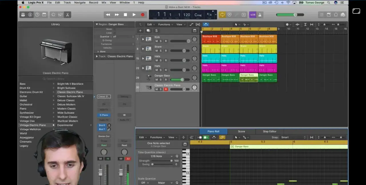Un homme utilise Logic Pro X pour composer de la musique, comparant potentiellement les fonctionnalités de fl studio vs cubase.