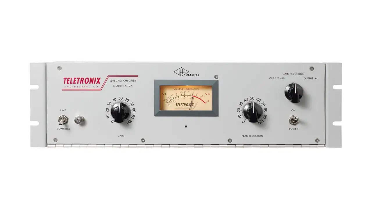 Un compresseur voix Teletronix LA-2A, un classique de l'audio, avec son VU mètre emblématique et ses réglages précis.