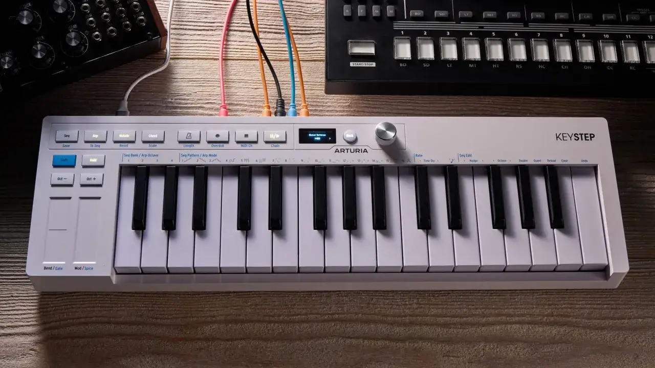 Clavier et synthétiseur pour la musique numérique, avec des câbles colorés connectés.