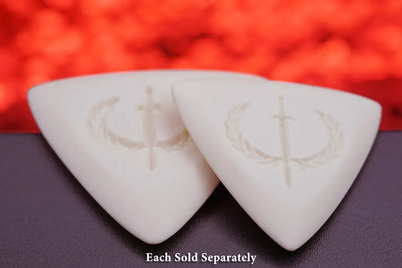 Deux médiators guitare triangle blancs, gravés d'une épée et d'une couronne de laurier.
