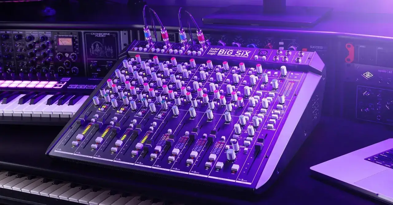 Console de mixage Solid State Logic Big Six, claviers et équipement audio professionnel pour un mix audio parfait.