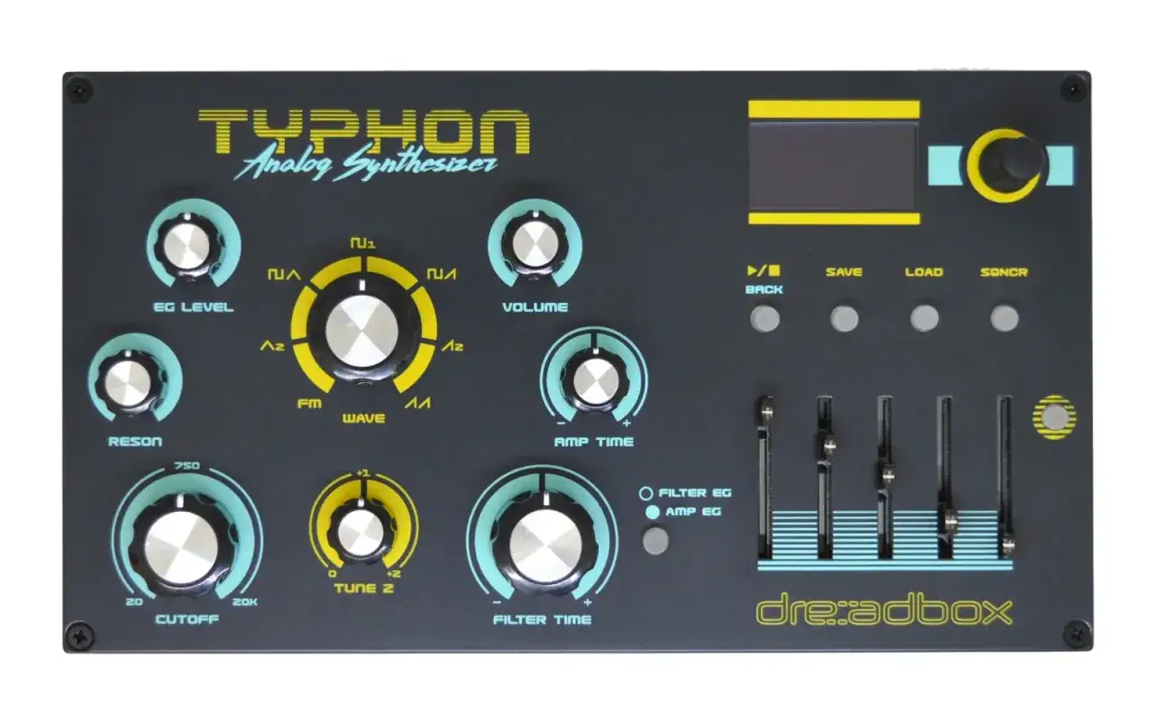 Le synthétiseur analogique Dreadbox Typhon, avec ses nombreux boutons et curseurs, prêt à sculpter des sons uniques.