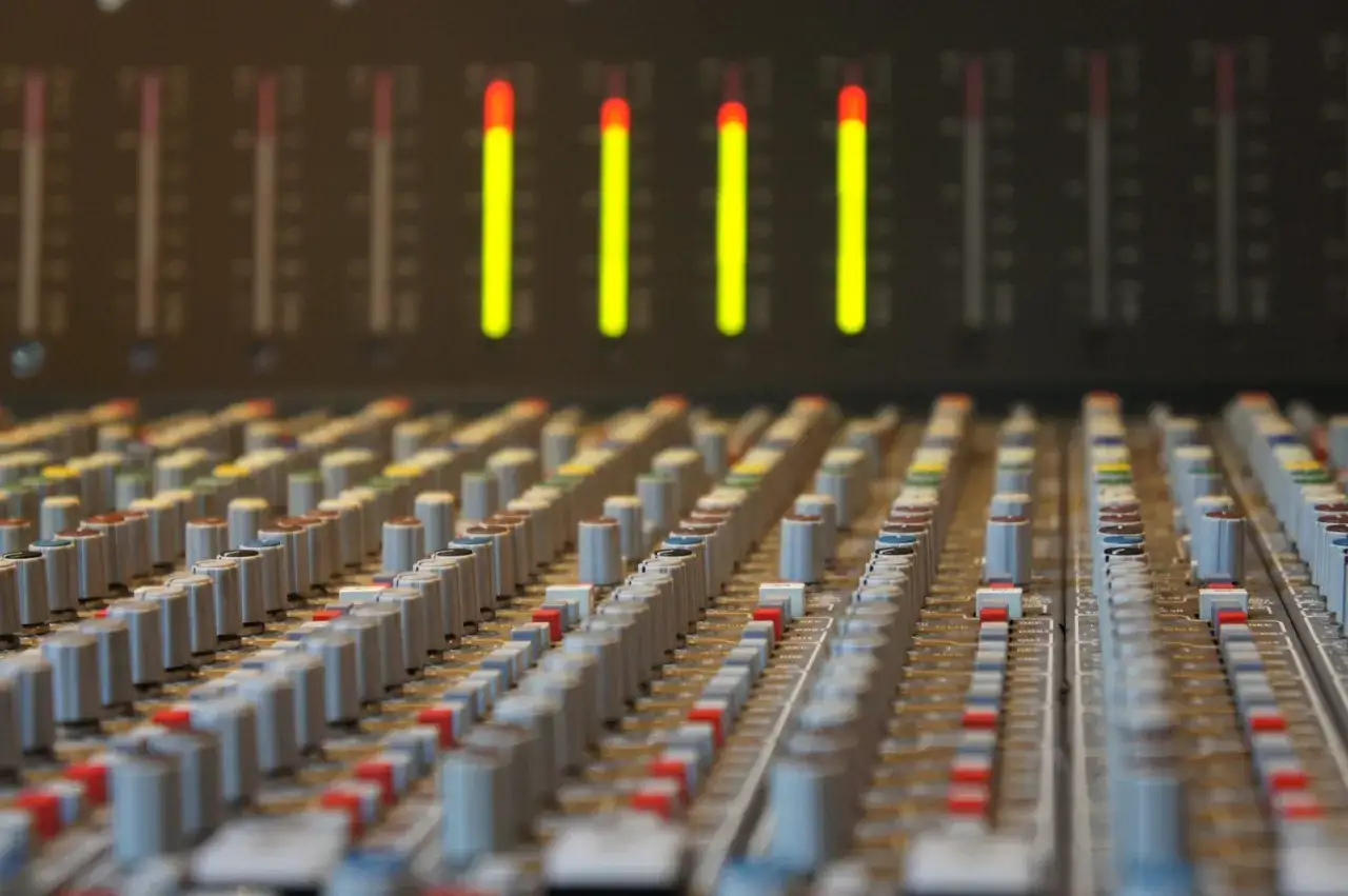 Tableau de bord d'une console de mixage, avec des indicateurs lumineux affichant le niveau RMS.