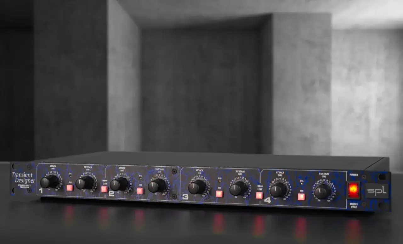 Un appareil SPL Transient Designer 9842, un processeur d'effets dynamiques avec quatre canaux, des boutons d'attaque et de sustain, et des indicateurs lumineux.