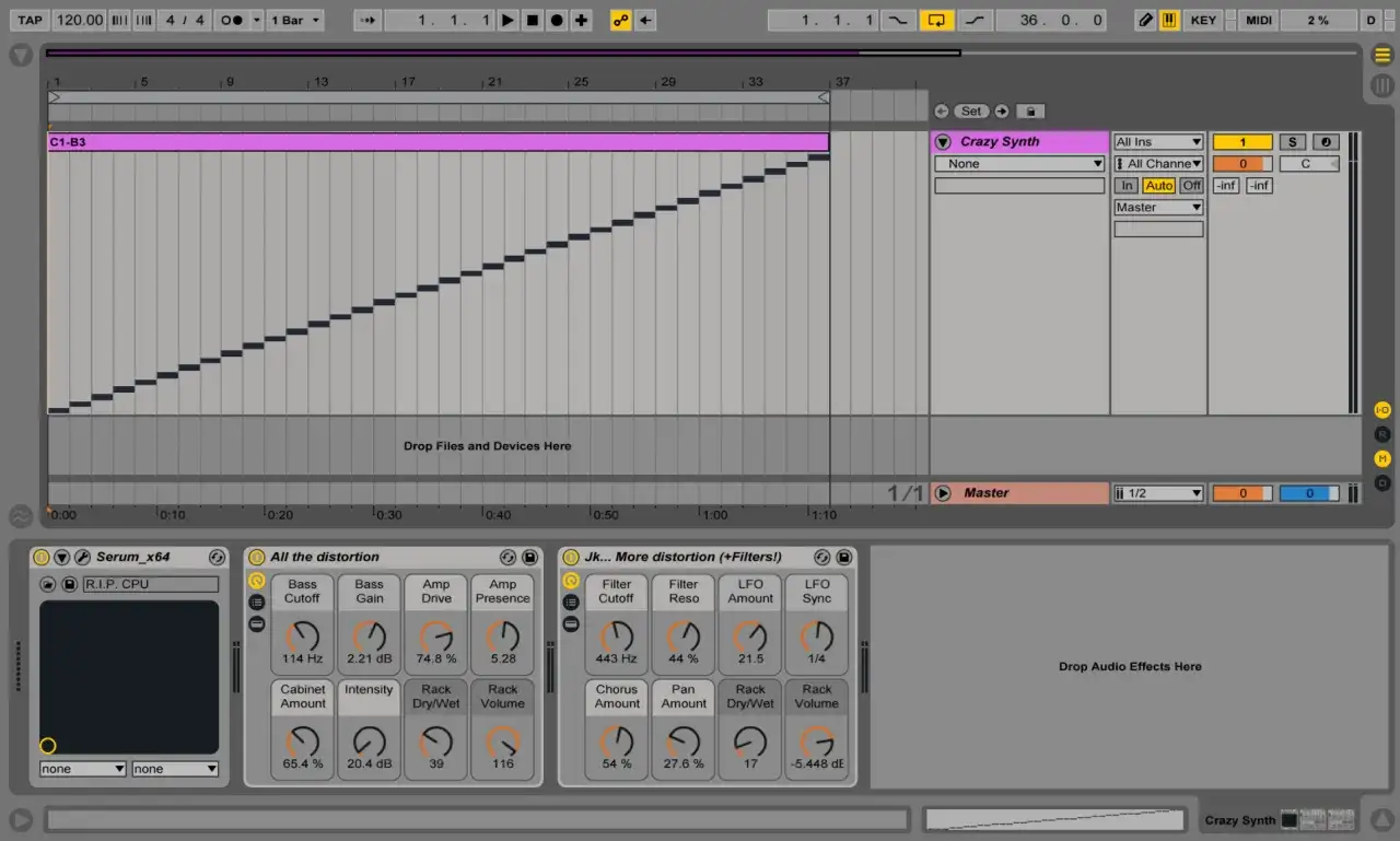 Un écran d'Ableton Live montre un clip MIDI dans l'ableton sampler, avec des pistes audio et des effets de distorsion.