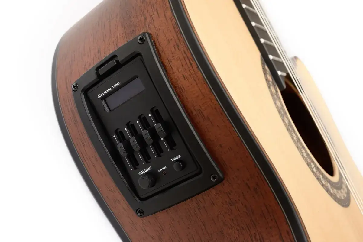 Guitare acoustique avec préampli intégré : accordeur chromatique, réglage du volume et des égaliseurs pour un réglage ampli guitare acoustique parfait.