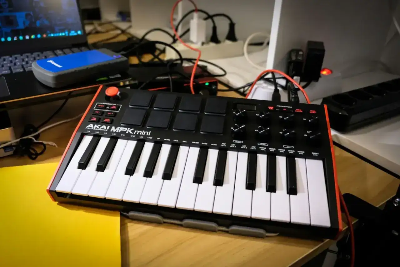 Clavier AKAI MPK Mini, un sampler sans ordinateur, prêt pour la création musicale.
