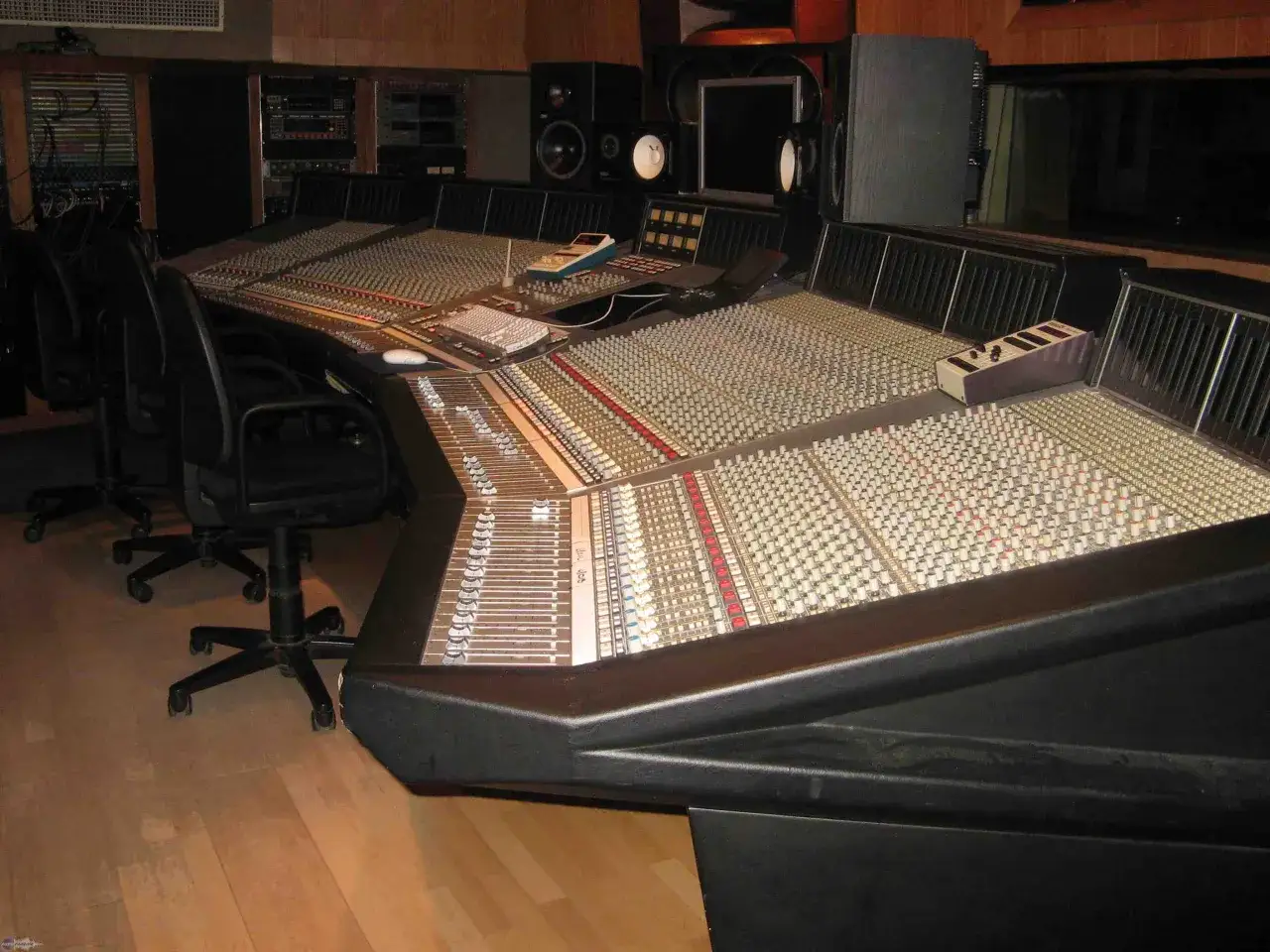 Console SSL 9000, un monstre de technologie audio, prêt à sculpter le son parfait. Des centaines de faders et de boutons pour une créativité sans limite.