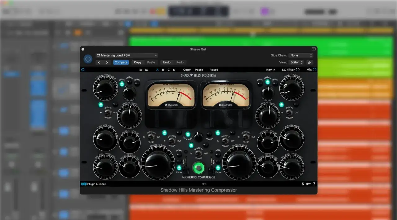 Un compresseur mastering Shadow Hills, avec ses deux VU-mètres et ses nombreux réglages, prêt à façonner le son.
