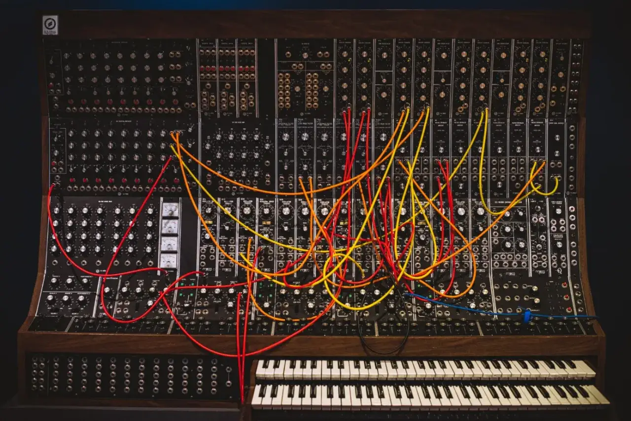 Synthétiseur modulaire des années 70, un labyrinthe de câbles colorés connectant ses nombreux modules.