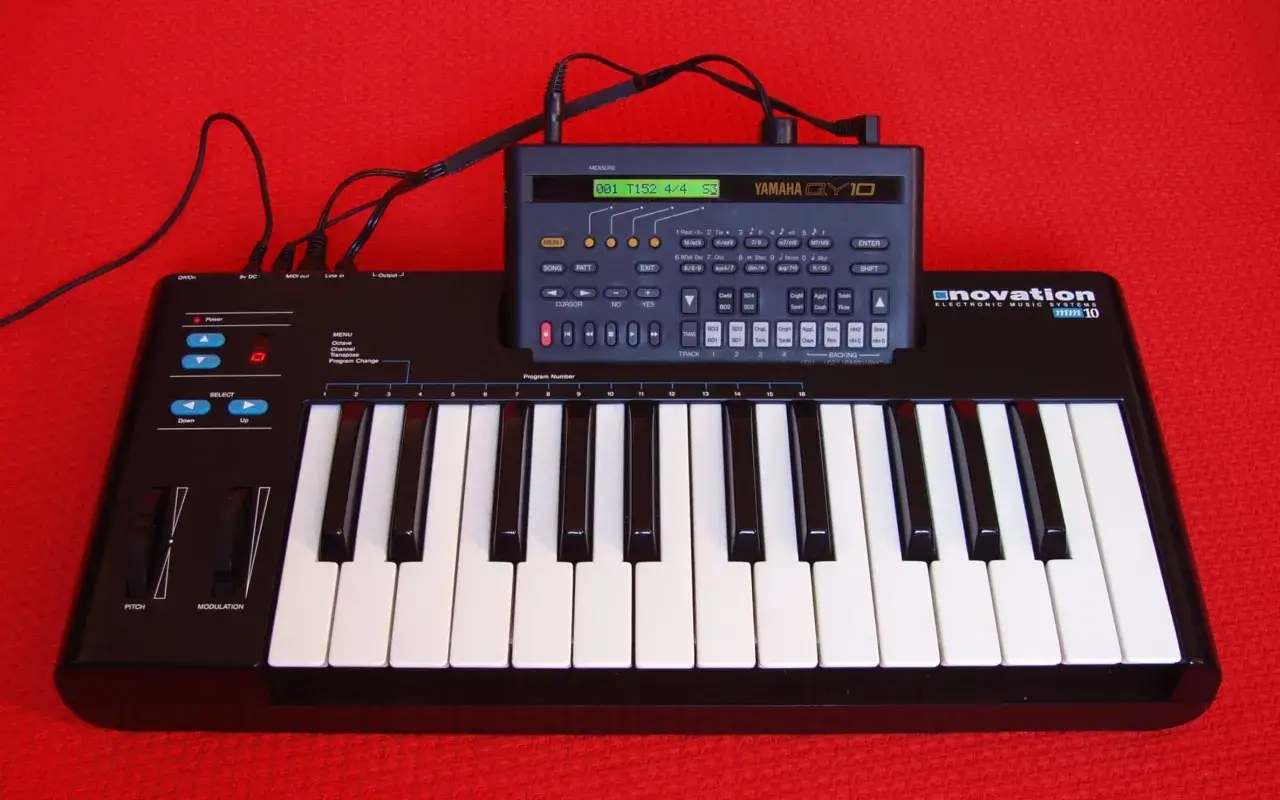Clavier Novation MM10 et séquenceur musique Yamaha QY10, prêts pour composer.