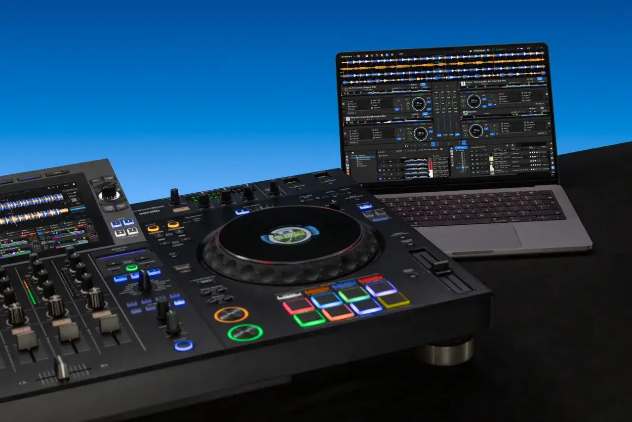 Un contrôleur DJ et un ordinateur portable affichant le logiciel Alpha Theta, prêts pour une session de mixage.