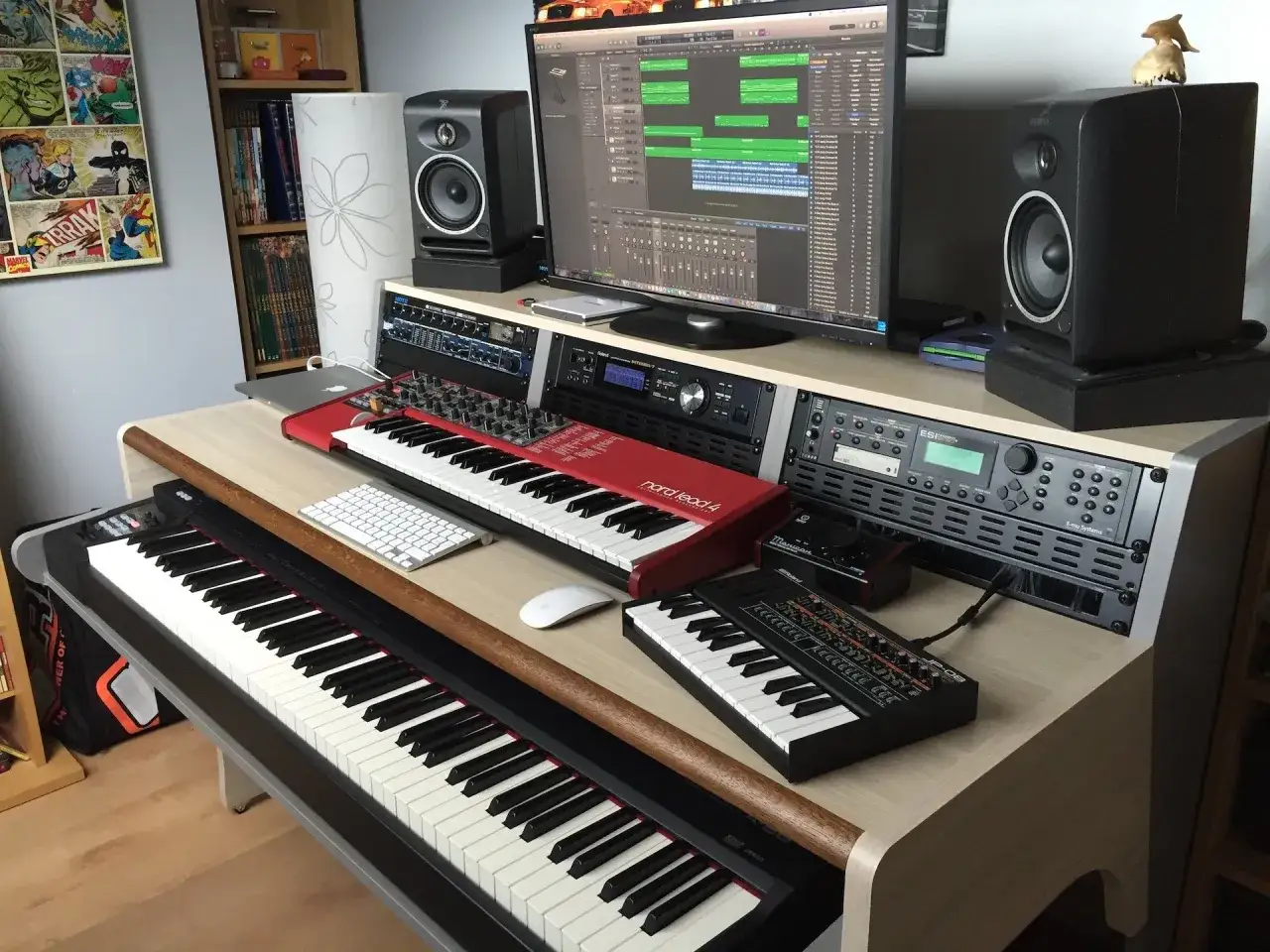 Bureau de formation beatmaker avec claviers, enceintes, écran affichant une DAW et divers équipements audio.