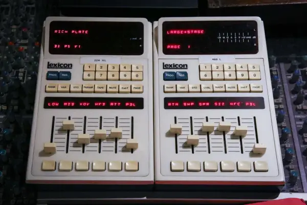 Deux unités Lexicon 224 XL et 480 L, des classiques pour le reverb def, avec leurs faders et boutons.