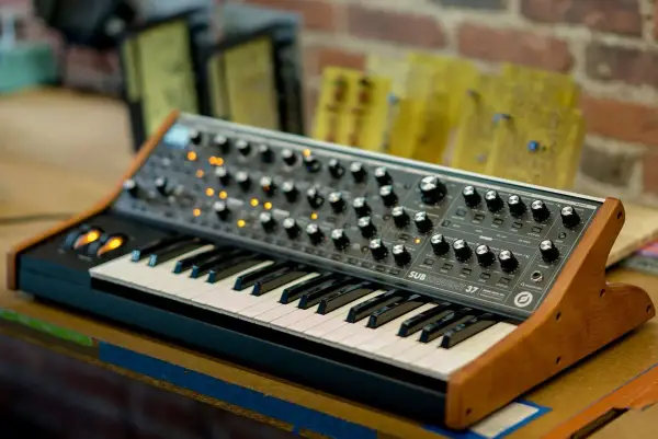 Synthétiseur Subsequent 37, un joyau des années 70, prêt à créer des sons légendaires.